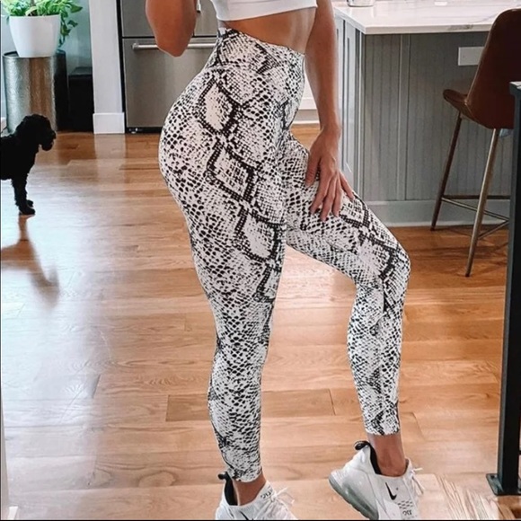 SOLD NWT Balance Athletica Ascend Pant - Python - Picture 3 of 6